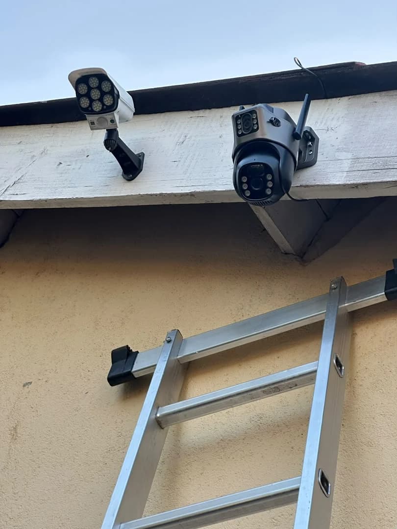 4G and Wi-Fi camera mounted beneath the exterior roof line